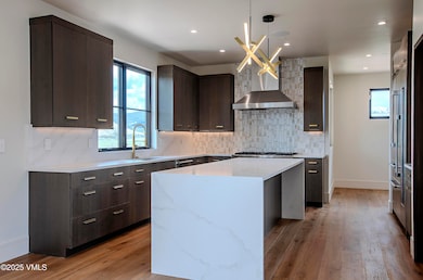 1043 E Haystacker