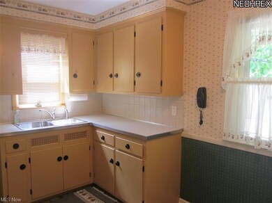 Bright and cheery kitchen with eat-in area and vie