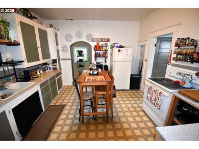 309 W 7th St, the Dalles, OR 97058 - photo 6