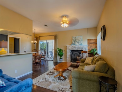 1013 Chestnut St unit 4, San Marcos, TX 78666 - photo 3