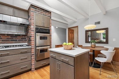 Kitchen and breakfast area