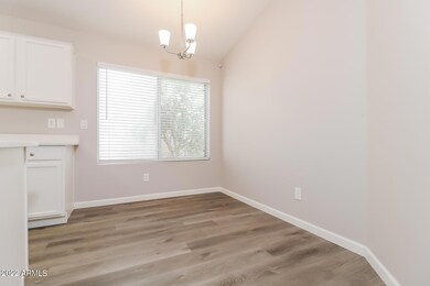 005-photo-dining-room-11536848