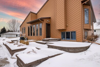 1215 S 23rd St, Grand Forks, ND 58201 - photo 3