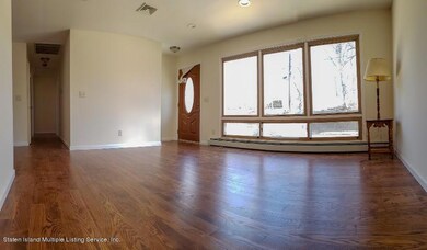 559 N Railroad Ave, Staten Island, NY 10304 - photo 2