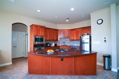 Kitchen with appliances with stainless steel fini