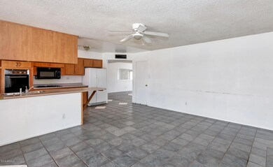 1424 E Broadmor Dr-large-006-006-Family