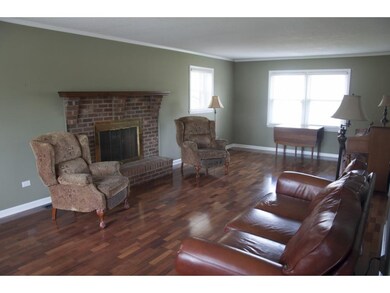 Large living room w fireplace
