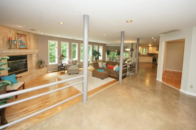 6-Foyer-29 Jonathan Holmes Rd