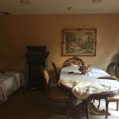 209 Shamrock dining room