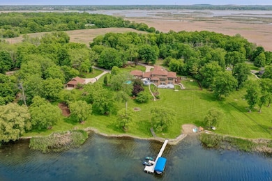 385 ft of shoreline to enjoy