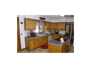 Eat-in kitchen w/ hickory cabinets, corian counter