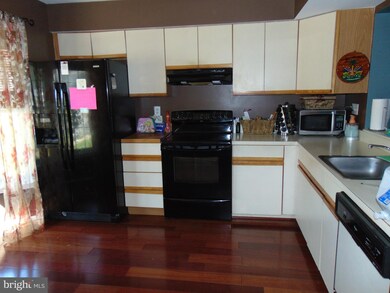 14235 Oakpointe Dr, Laurel, MD 20707 - photo 3