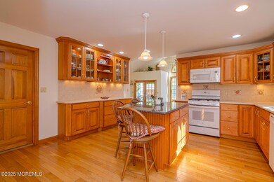 43 Roosevelt Cir W, Red Bank, NJ 07701 - photo 5