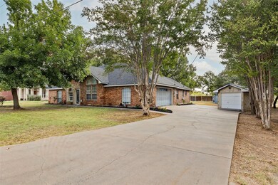 105 Bonita Dr, Granbury, TX 76049 - photo 2