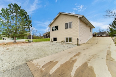 134 Fossil Lake Rd, Wilmington, IL 60481 - photo 3