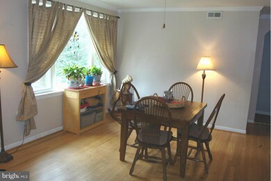 526 Edric Dr, Linthicum Heights, MD 21090 - photo 2