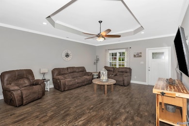Laminate flooring, crown molding, 9' ceiling, ceiling fan, recessed lighting