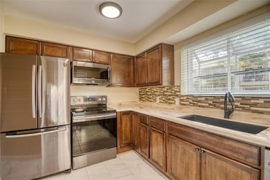 Kitchen with tasteful backsplash, stainless steel 