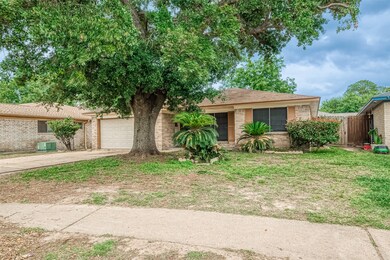 8910 Lazy River Ln, Houston, TX 77088 - photo 2