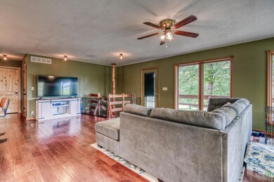 26980WhiteTailRdShellKnobMO-48