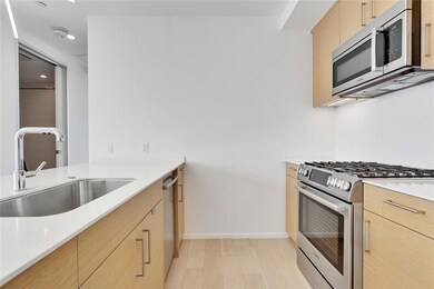 Kitchen with appliances with stainless steel fini