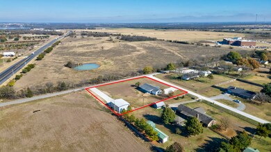 718 Arapaho Dr, Tioga, TX 76271 - photo 4