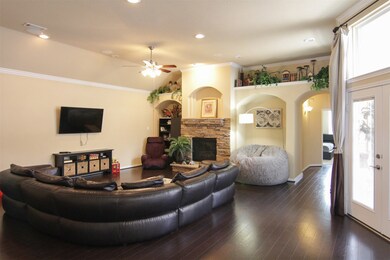huge family room that fits large furniture, includ