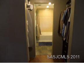 Mstr closet to bath & deep tub