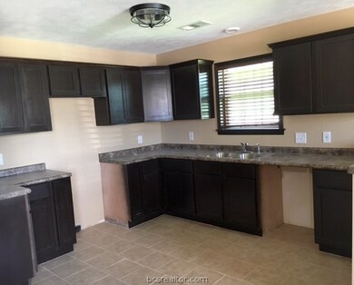 1213 Webhollow Cir unit B, Bryan, TX 77801 - photo 2