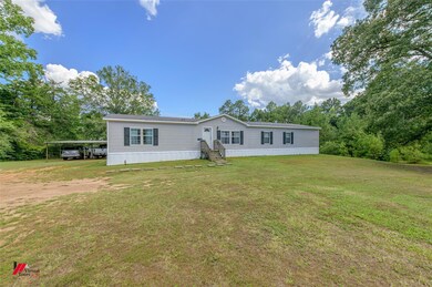 Manufactured / mobile home featuring a front lawn 