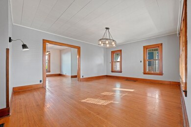 318 W 9th St, Auburn, IN 46706 - photo 5