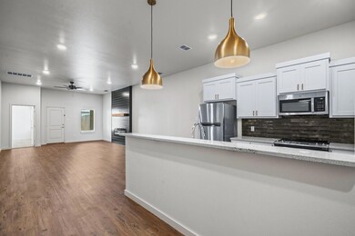 7002 40th St B grey counters-4