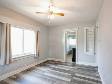 213 E 14th St N, Newton, IA 50208 - photo 3