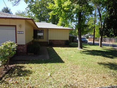 1689 Mistletoe Ln, Redding, CA 96002 - photo 3