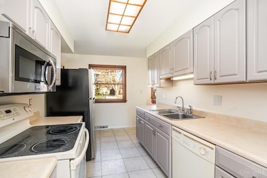 694 Buff Ct, Cincinnati, OH 45231 - photo 4