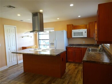 BEAUTIFUL CENTER ISLAND KITCHEN MAKES COOKING & MI