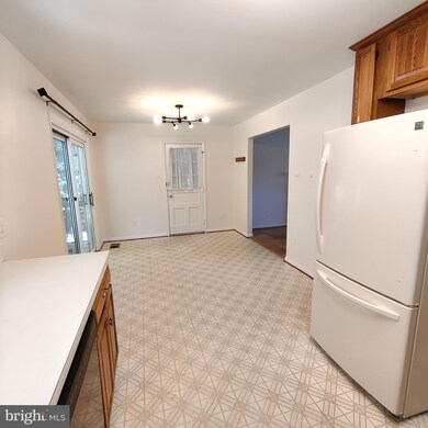 9534 Old Creek Dr, Fairfax, VA 22032 - photo 3