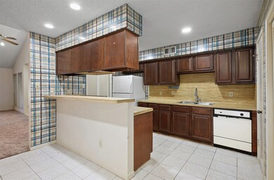 Kitchen with breakfast bar ideal for barstools and mornings on the run.