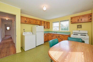 174 eat in kitchen