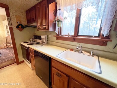 422 S Reynolds St, Schenectady, NY 12302 - photo 5