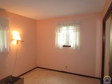 3322 SW Eveningside Dr, Topeka, KS 66614 - photo 5