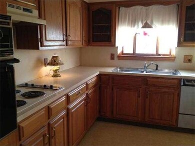 25 Hafey St, Chicopee, MA 01013 - photo 5