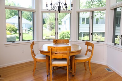 Photo Dining Room Close Up