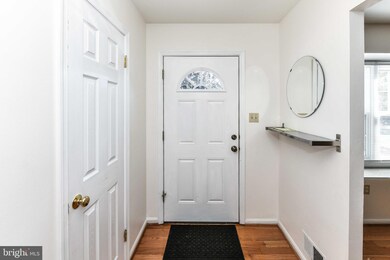 9953 Longford Ct, Vienna, VA 22181 - photo 2