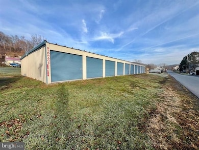 531 Monroe St, Everett, PA 15537 - photo 4