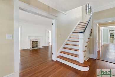 The entry way looking toward the living room at le