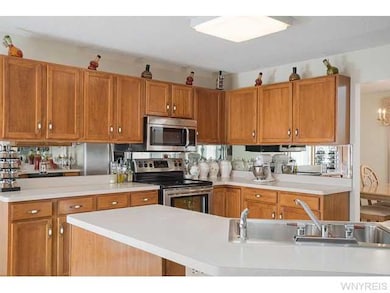 Kitchen. Wrap around counter tops for easy meal pr