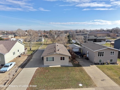 577 2nd Ave SW, Dickinson, ND 58601 - photo 2