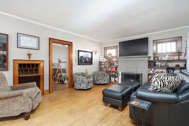 559 E Pleasant St-11