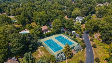 104 W Lyon Farm Dr, Greenwich, CT 06831 - photo 4